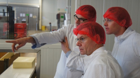 Geschäftsführer Andreas Pöppel erklärt Johann Wadephul und Daniel Günther den Betrieb.