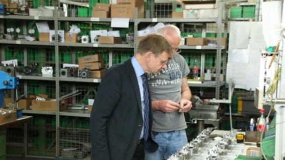 Johann Wadephul erhält einen Einblick in die Produktion