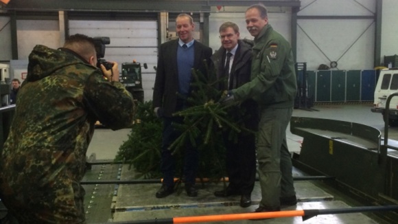 Klaus-Peter Lucht und Dr. Johann Wadephul übergeben einen der Bäume.
